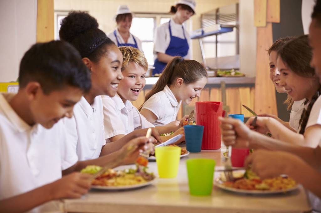 A lei vai garantir que os alunos continuem se alimentando